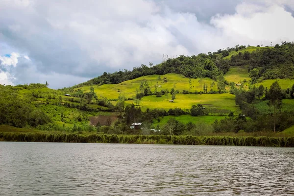 Paysage Zone Colorée Lac Avec Quelques Maisons Séparées Les Unes — Photo