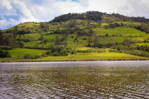 Paysage Zone Colorée Lac Pomacochas Pérou Avec Quelques Maisons Séparées — Photo