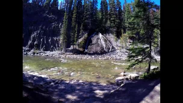 Maligne Canyon com riacho fluente e cachoeira 4K Vídeo — Vídeo de Stock