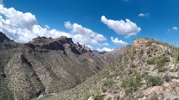 Cielo azul y nubes sobre el cañón del oso - Tucson, Arizona — Foto de Stock