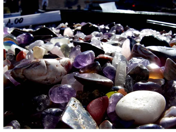 Variety of semiprecious tumbled stones at gem show — Stock Photo, Image