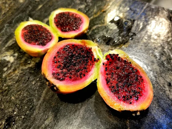 Frutos maduros em fatias de aguaro prontos para comer — Fotografia de Stock