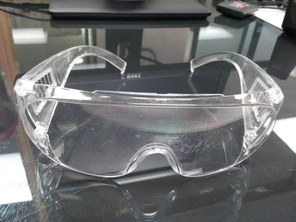 Occhiali di isolamento a goccia per ospedale - Plastica trasparente — Foto Stock