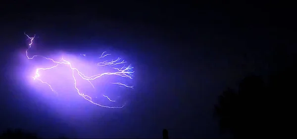 Branched lightning bolts illuminating a dark sky — Stock Photo, Image