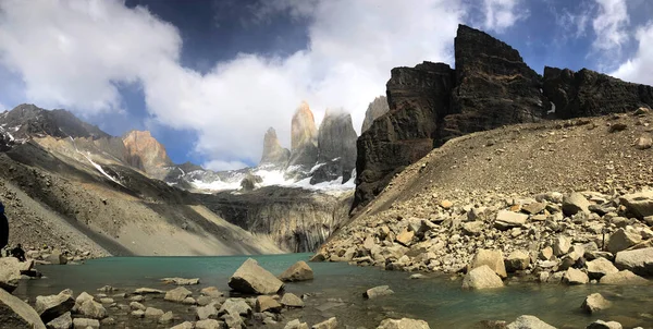 Silty blå-grön sjö framför Torres del Paine — Stockfoto