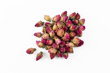 Kırmızı ve pembe gül tomurcukları beyaz arkaplanda çay