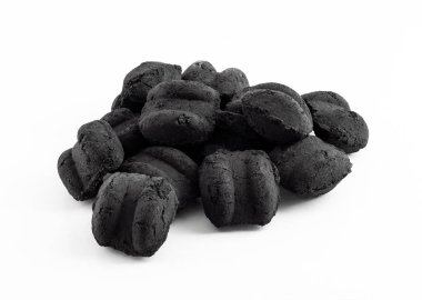 beyaz arkaplanda bbq kömür kömürü grubu