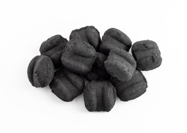 beyaz arkaplanda bbq kömür kömürü grubu