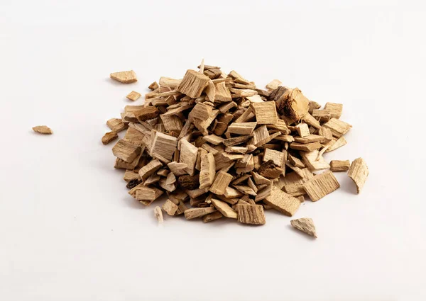 Beyaz arkaplanda BBQ için odun kırıntıları tüttürüyor