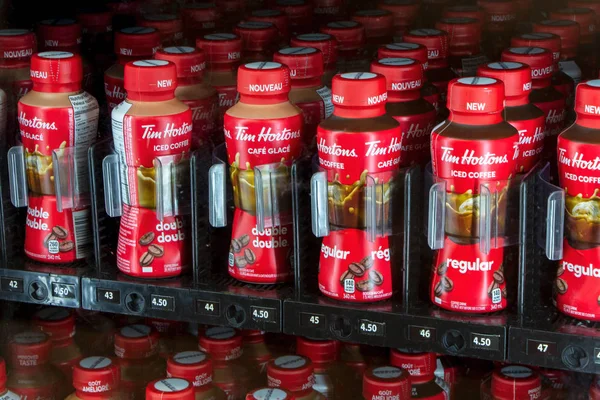 Toronto, Ontario, Kanada - 27 Eylül 2019: İki sıra şişelenmiş Tim Hortons kahvesi, normal ve duble aromalı, bir otomata istiflenmiş. İngilizce ve Fransızca ile Kanada ambalajı.