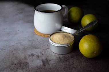 Kurutulmuş keşiş meyvesi, luo han guo, ve keşiş şeker kristalleri bir fincan çay veya kahve eşliğinde.