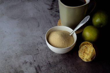 Kurutulmuş keşiş meyvesi, luo han guo, ve keşiş şeker kristalleri bir fincan çay veya kahve eşliğinde.