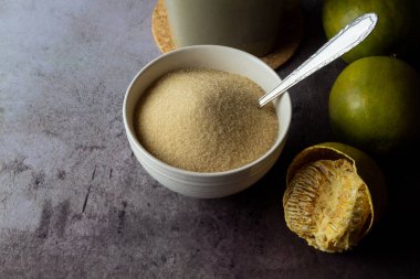 Kurutulmuş keşiş meyvesi, luo han guo, ve keşiş şeker kristalleri bir fincan çay veya kahve eşliğinde.