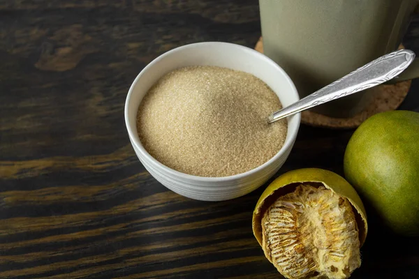 Kurutulmuş keşiş meyvesi, luo han guo, ve keşiş şeker kristalleri bir fincan çay veya kahve eşliğinde.