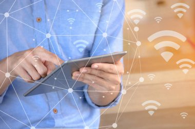 İş adamı kahvecide tablet üzerinde çalışıyor.