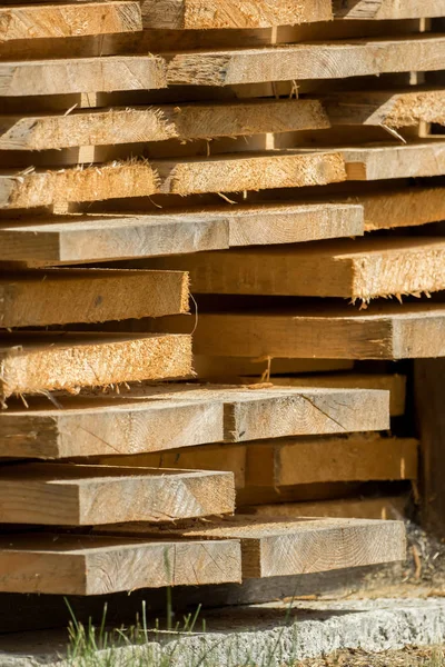 Gestapelte Holzbretter Warten Auf Ihre Verarbeitung — Stockfoto