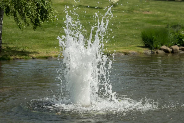 Een Fontein Van Water Een Kleine Vijver — Stockfoto