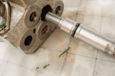 Onarım ve kompakt bir yükleyici parçaları