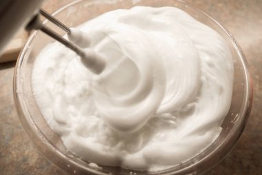 Blender ile dövülmüş yumurta akı