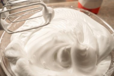 Blender ile dövülmüş yumurta akı