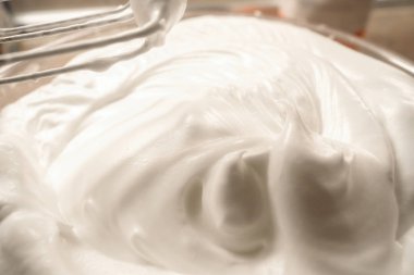 Blender ile dövülmüş yumurta akı