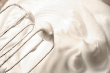 Blender ile dövülmüş yumurta akı