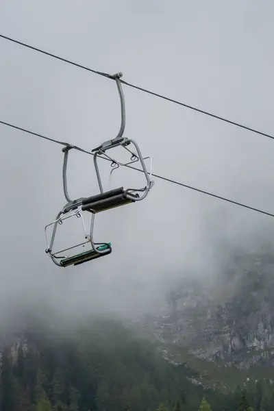 Ein Sessellift Mit Bergen Und Nebel Hintergrund — Stockfoto