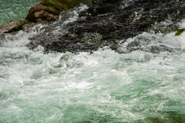 Rio Águas Claras Flui Rápido — Fotografia de Stock