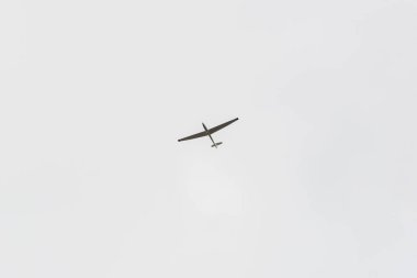 Gökyüzünde bulutlar olmadan tek bir planör