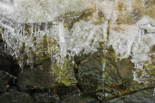 Заморожені Бурульки Струмковому Кам Яному Березі — стокове фото