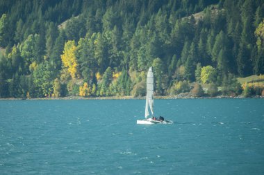 Güneşli bir gölde bir Yelkenli