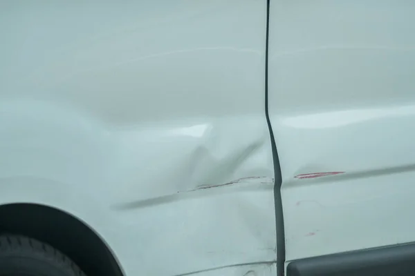 Bir araba hırpalanmış bir kapı Close-up