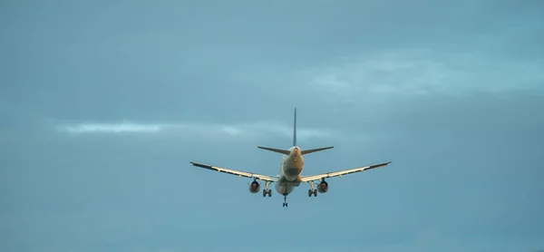 Avião a partir da parte de trás no céu — Fotografia de Stock