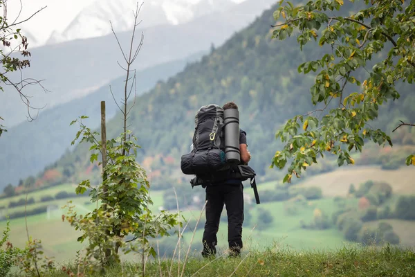 Excursionista Con Una Mochila Mira Distancia — Foto de Stock