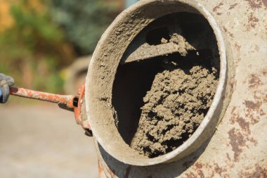 Beton karıştırıcı ve el arabalarıyla inşaat alanı çalışması