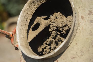 Beton karıştırıcı ve el arabalarıyla inşaat alanı çalışması