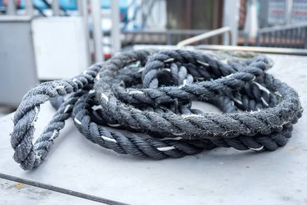 Uma Corda Velha Usada Algures Num Barco Porto — Fotografia de Stock