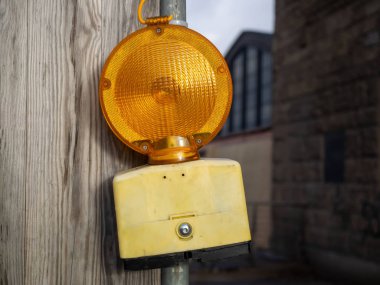 Şehirdeki bir inşaat alanının uyarı ışığı.