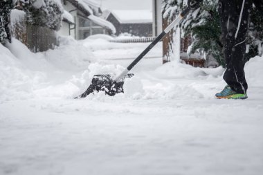 Kar yağarken dökülür