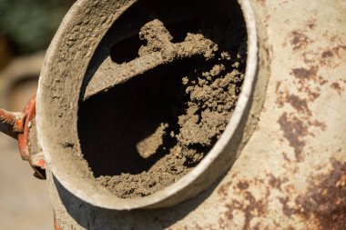 Beton karıştırıcı ve el arabalarıyla inşaat alanı çalışması