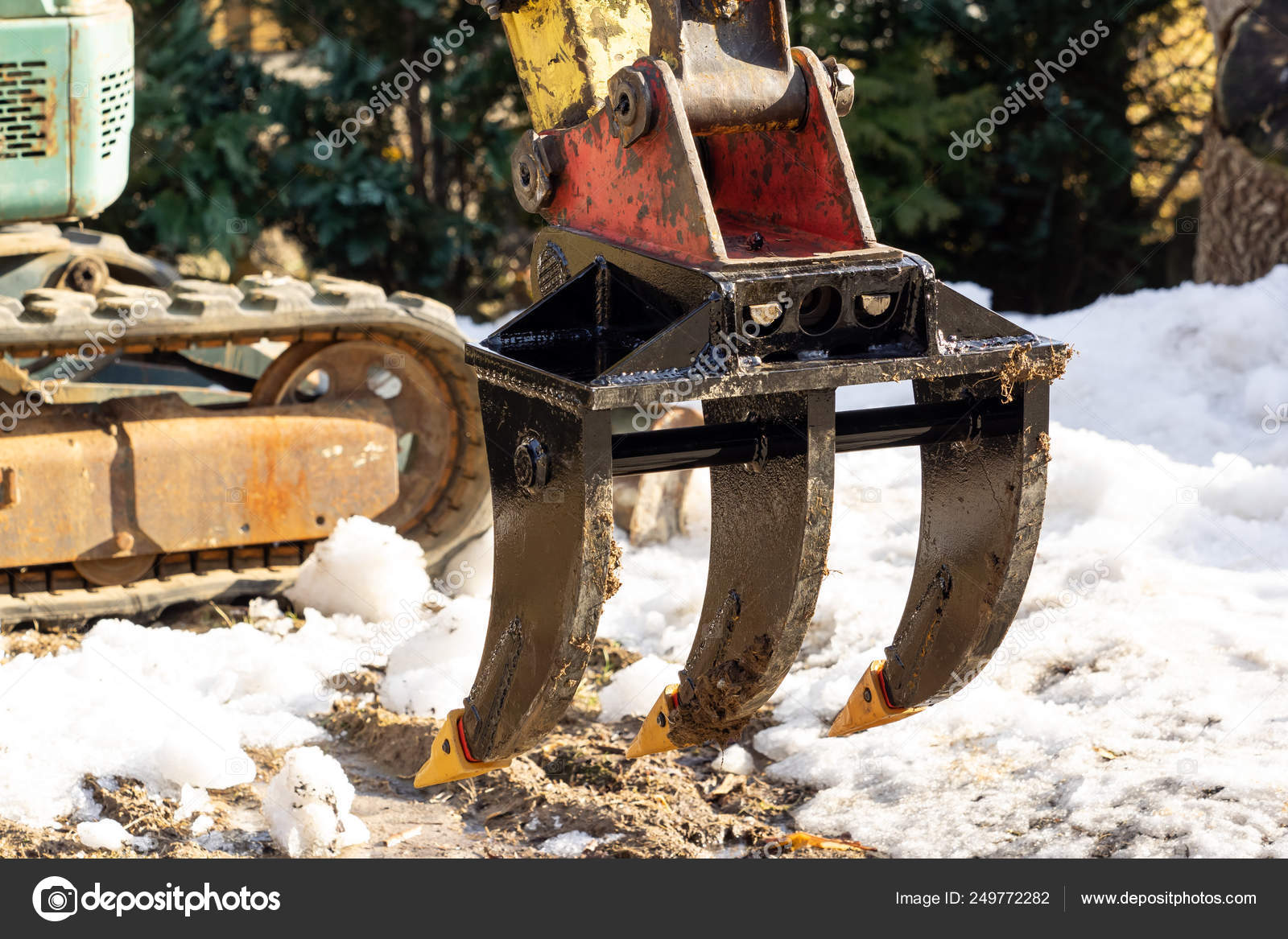 Ein Bagger Arbeitet Im Garten Eine Wurzel Entfernen Stockfoto