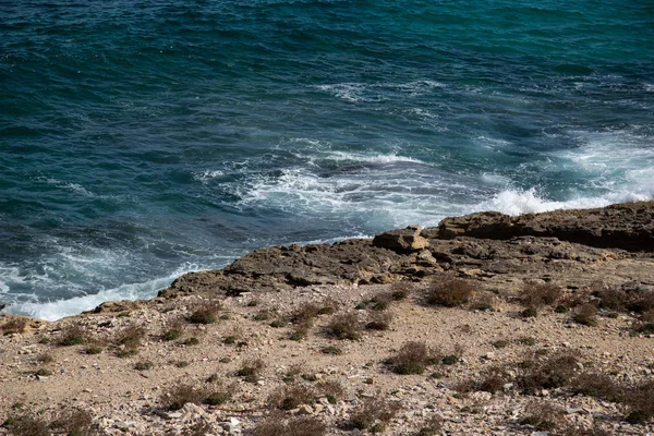 Fale na wybrzeżu, wyspa Mallorca Hiszpania — Zdjęcie stockowe