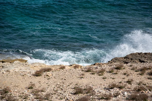 Kıyıda dalgalar, Mallorca İspanya adası — Stok fotoğraf