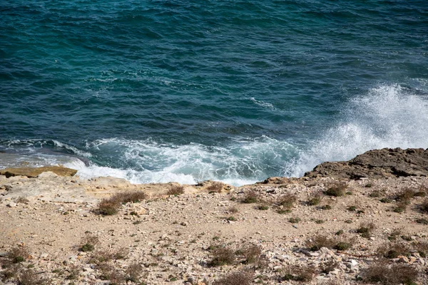 Wellen an der Küste, Insel Mallorca Spanien — Stockfoto