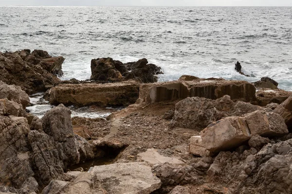 Vågor vid kusten, ön Mallorca Spanien — Stockfoto