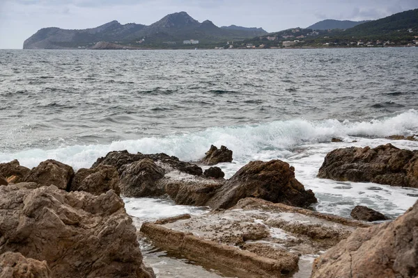 Olas en la costa, isla Mallorca España — Foto de Stock