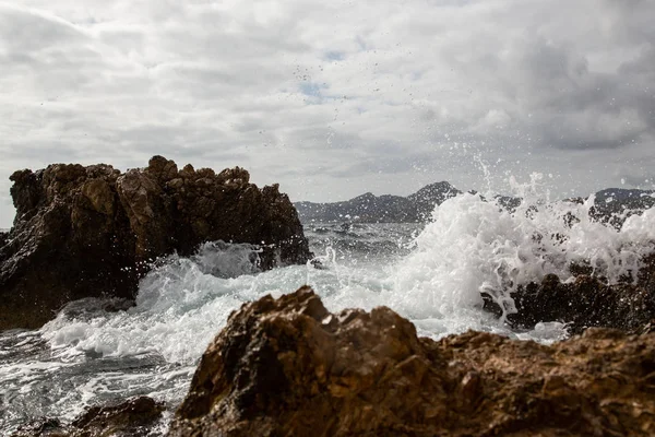 Olas en la costa, isla Mallorca España — Foto de Stock