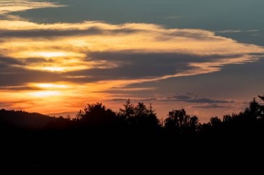Dramatik gökyüzü ile romantik gün batımı