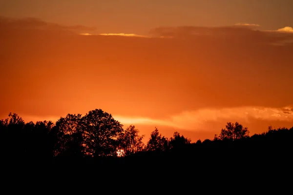 Romantyczny zachód słońca z dramatycznym nieba — Zdjęcie stockowe