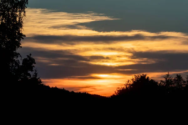 Romantyczny zachód słońca z dramatycznym nieba — Zdjęcie stockowe